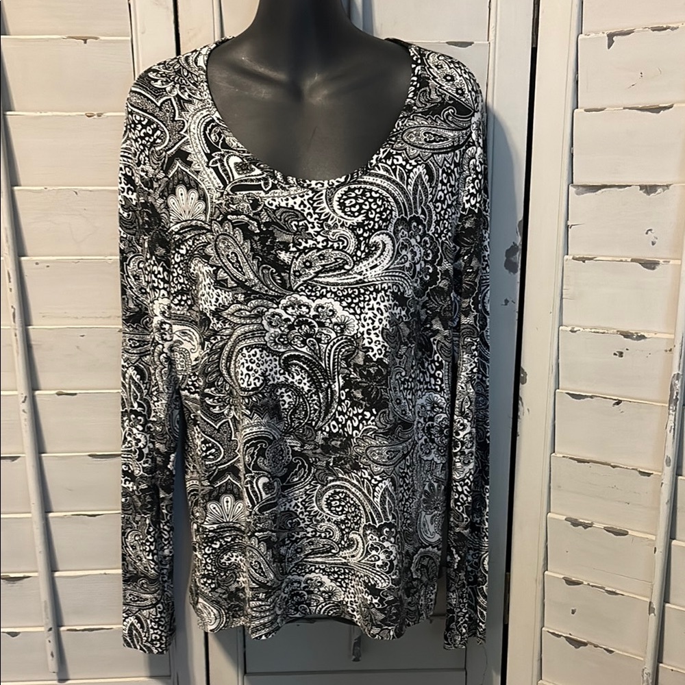 Fitted Black and White Blouse with Long Sleeves